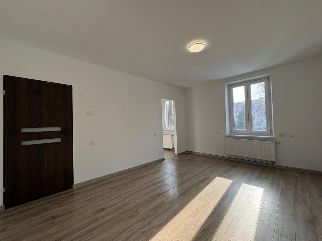 Mieszkanie 27,67 m² z oddzielną kuchnią, piwnicą i kameralną kamienicą Wieluń, Marii Skłodowskiej-Curie  28m2 Foto 1