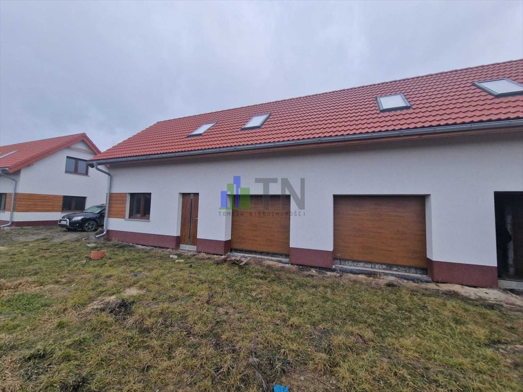 Dom bliźniak w stanie surowym z garażem i dużym potencjałem Jelcz-Laskowice  89m2 Foto 1