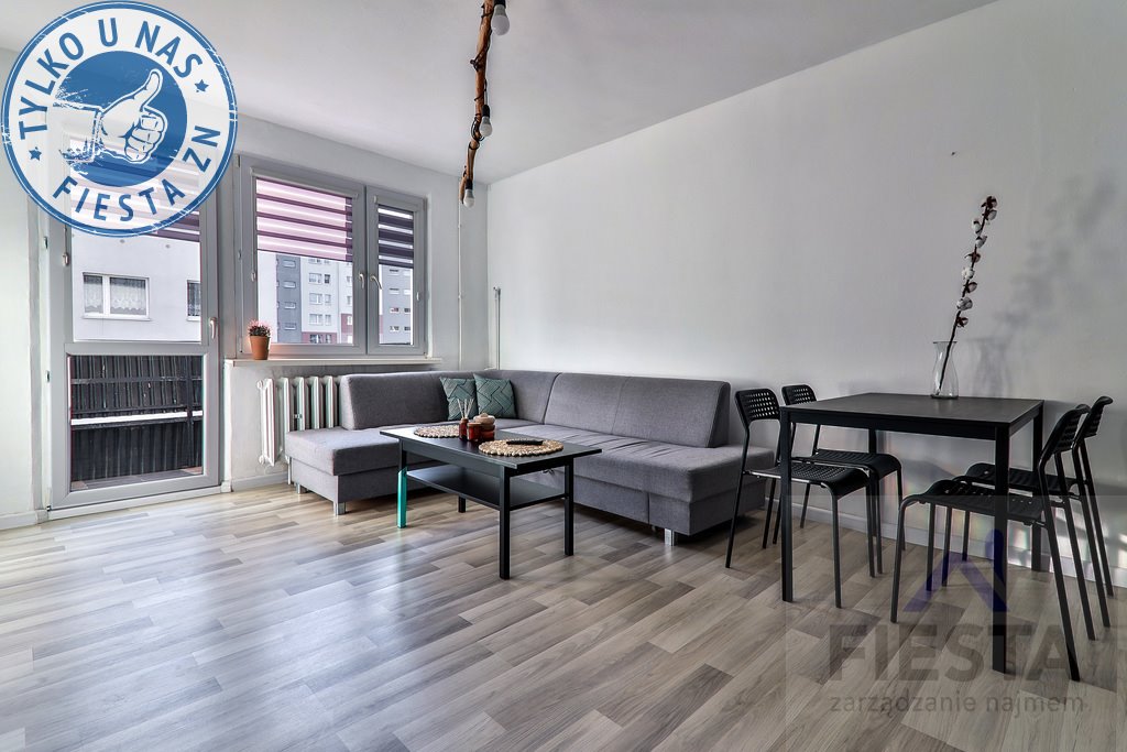 Jasne, oto propozycja rzetelnego i zachęcającego tytułu mieszkania:

"Przestronne 38 m² w Katowicach - zapraszam Katowice, Piotrowice, Marcina Radockiego  38m2 Foto 1