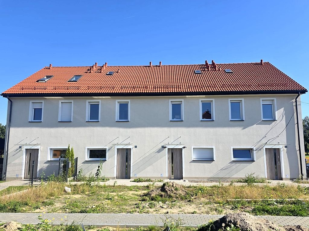 Dom na sprzedaż w Groblicach (70,23 m² + antresola 30 m²) Siechnice, Groblice, Osiedle Różane  70m2 Foto 1