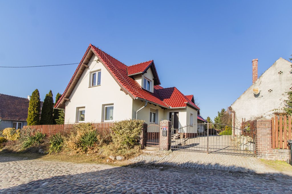 Komfortowy dom z dużym ogrodem i garażem w Świbnej Świbna  0m2 Foto 1