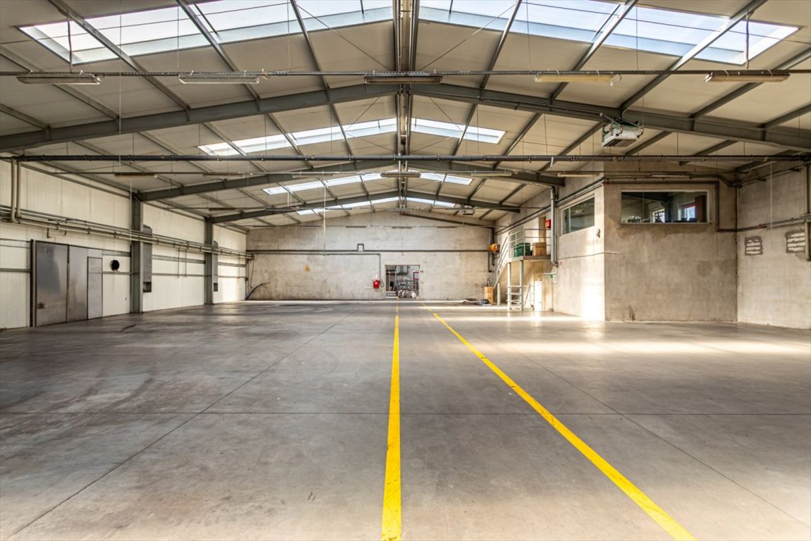 Hala produkcyjna 2600 m2, biura, parking, blisko S17 Wola Ducka  2 600m2 Foto 1