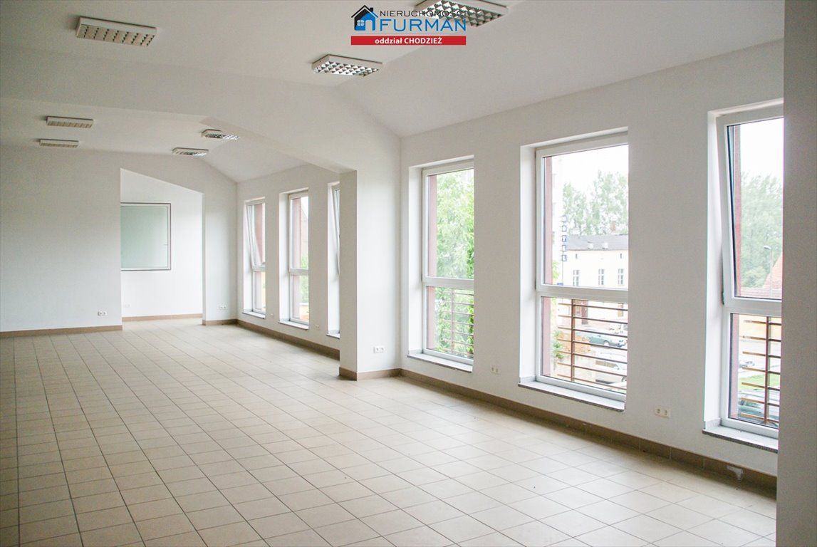 Przestronny lokal 208 m2 z dwoma wejściami i dużym parkingiem Chodzież  208m2 Foto 1