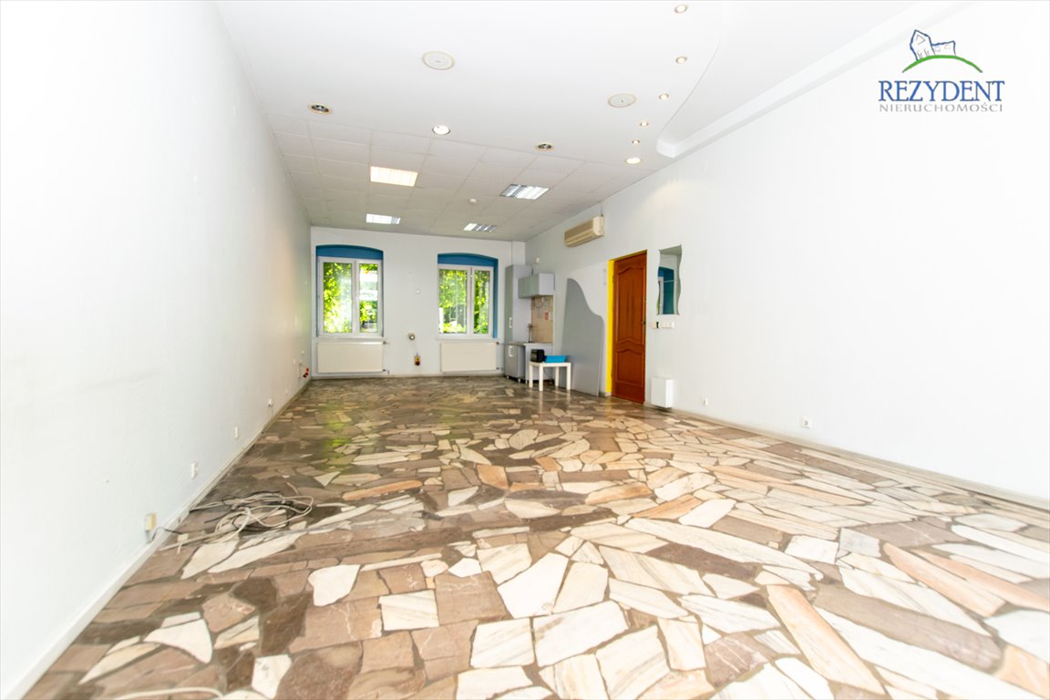 Lokal użytkowy w centrum Dąbrowy Górniczej z dużą witryną Dąbrowa Górnicza, Śródmieście, Bandrowskiego  50m2 Foto 1