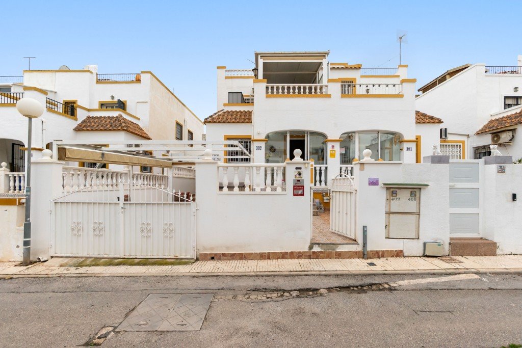 Charming 3-Bed Townhouse with Rooftop Jacuzzi in La Florida Hiszpania, La Florida, La Florida  80m2 Foto 1