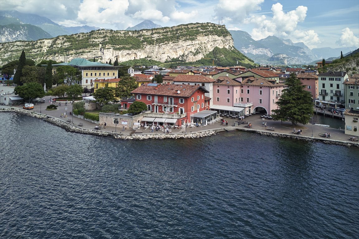 Polecam luksusowy apartament z panoramicznym widokiem na jezioro Garda Włochy, Torbole sul Garda  138m2 Foto 1