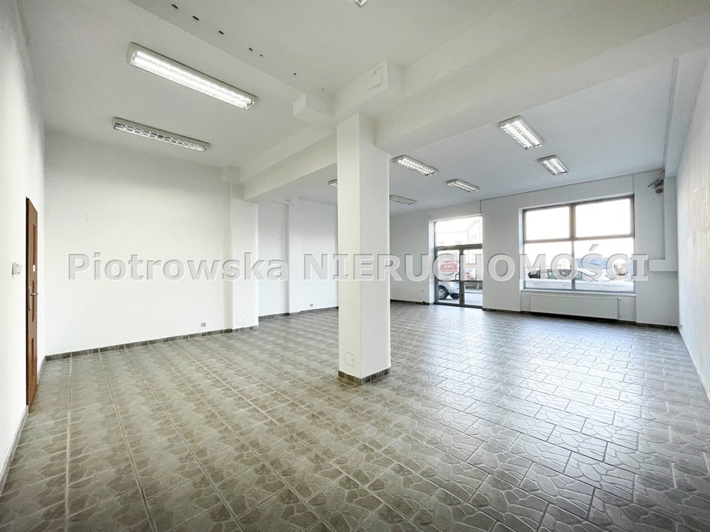 Przestronny lokal usługowy 85,71 m² w centrum Sieradza Sieradz  86m2 Foto 1