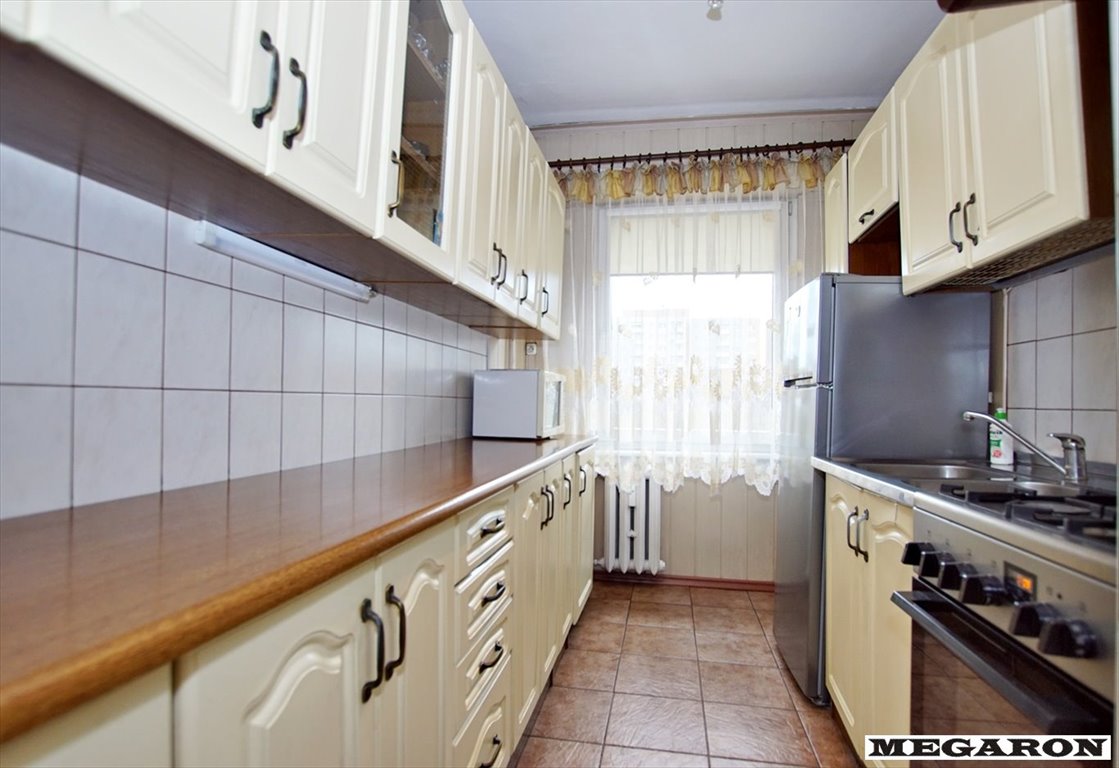 Przytulne 32,5 m² z dużym balkonem, windą i jasnym wnętrzem. Częstochowa, Północ  33m2 Foto 1
