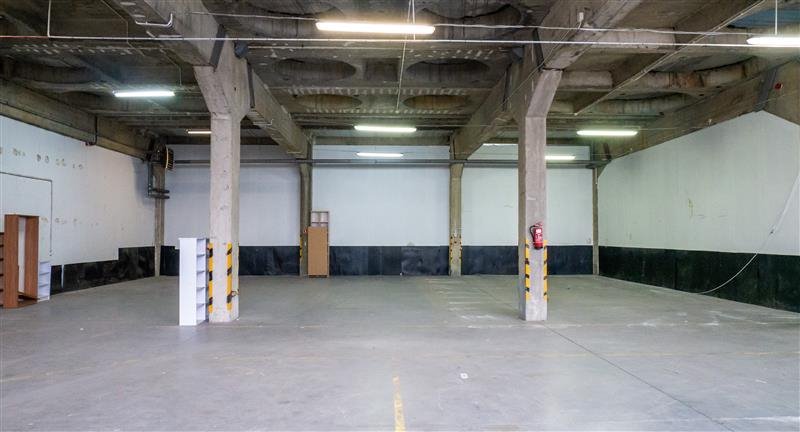 Na wynajem magazyn 1159 m² z miejscami postojowymi w Gdyni Gdynia, Dąbrowa, Chwaszczyńska  1 159m2 Foto 1
