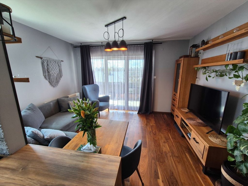 Jasne, oto propozycja tytułu zgodnie z wytycznymi:

"Przestronne 2 pok. z tarasami, jasne, nowoczesne Rzeszów, Strażacka  47m2 Foto 1