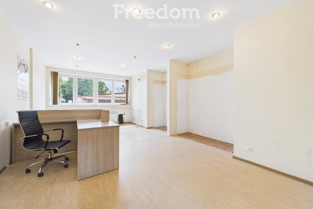 Lokal usługowy 31,6 m2 z dużym oknem i wysokimi sufitami Wadowice  32m2 Foto 1