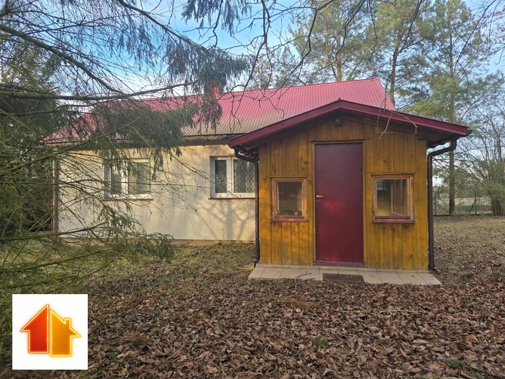 Dom murowany z oczkiem wodnym i garażami w Mochowie Żuki, 9  44m2 Foto 1