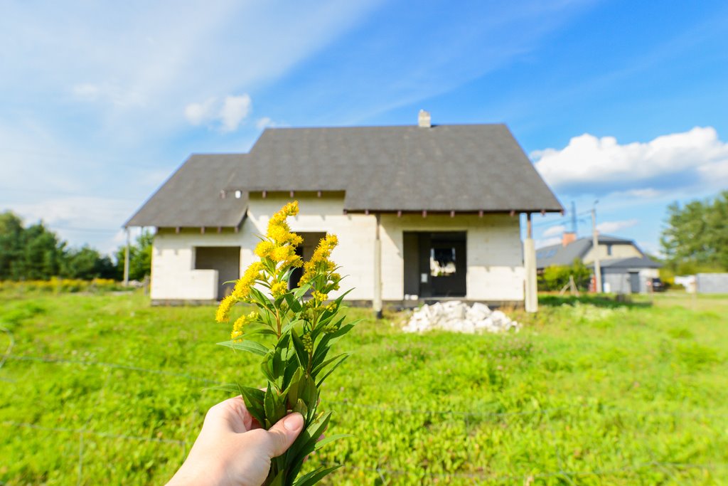 Na sprzedaż działka 948 m² z domem w stanie surowym w Tłuszczu Tłuszcz, Cypriana Kamila Norwida  948m2 Foto 1