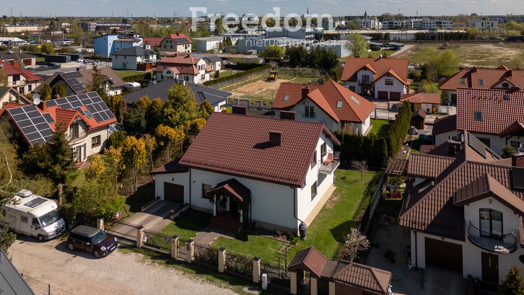 Na sprzedaż dom 218 m² dla dużej rodziny lub inwestycji w Starej Iwicznej: Stara Iwiczna: Słoneczna