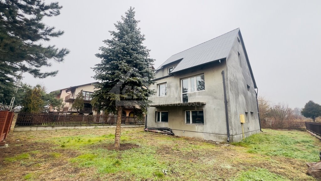 Przestronny dom do wykończenia z dużym potencjałem w Staszowie Staszów  217m2 Foto 1