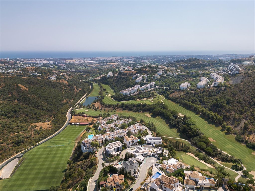 Na sprzedaż działka z projektem luksusowej willi 950 m² w Benahavis Hiszpania, Lomas de La Quinta, Lomas de La Quinta  1 812m2 Foto 1