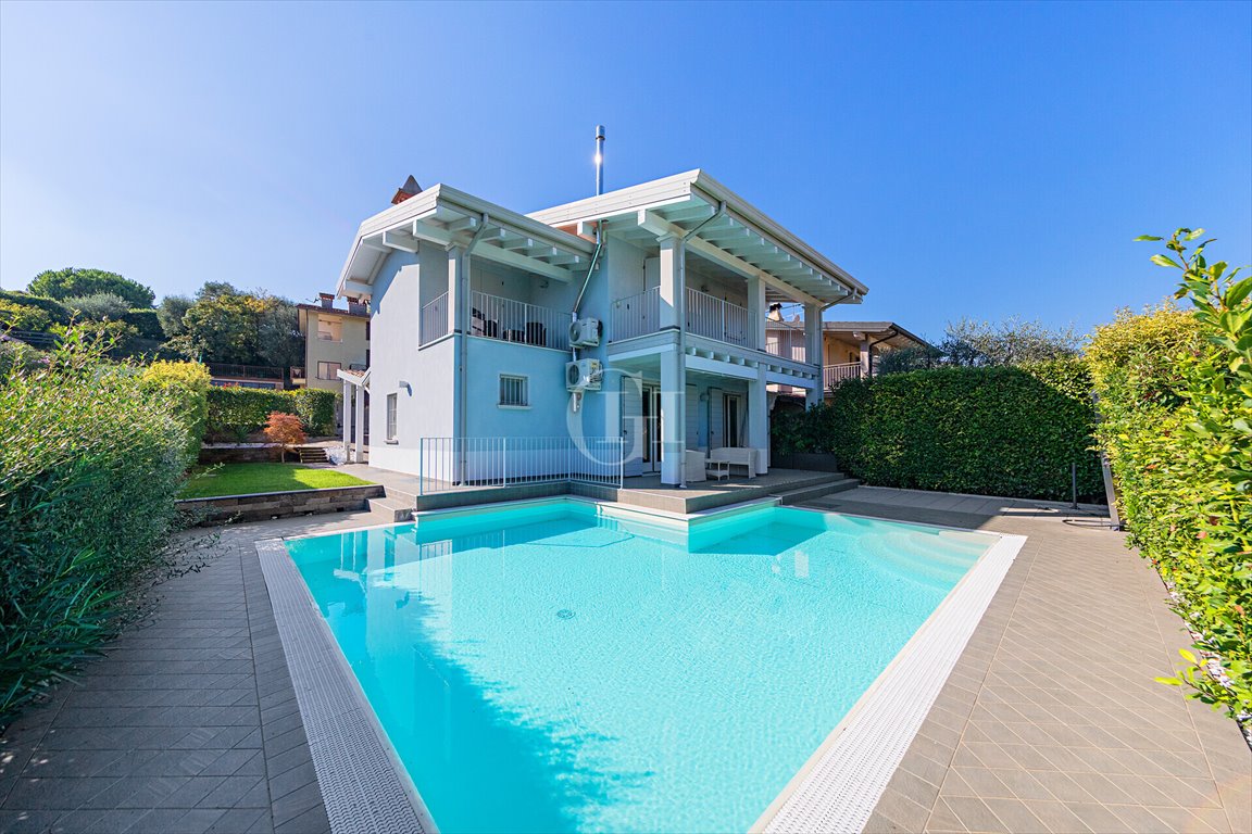 Na sprzedaż nowoczesna willa z basenem i panoramicznym widokiem Włochy, Polpenazze del Garda  214m2 Foto 1