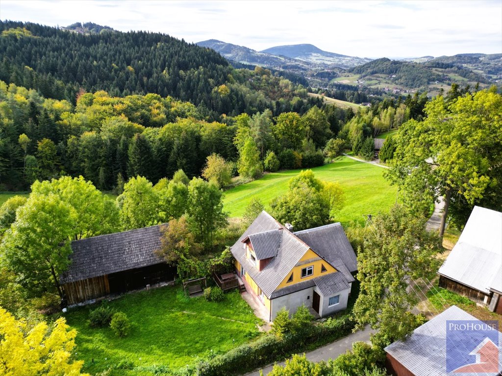 Dom z zabudową gospodarczą na wzgórzu Beskidu Wyspowego Koszary  120m2 Foto 1