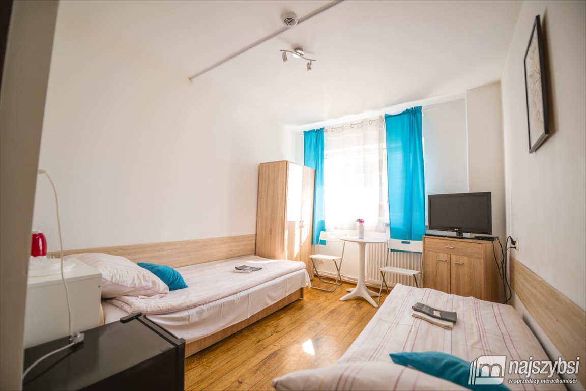 Polecam hostel 700 m² w Policach, 25 pokoi, parking i ogród Police  700m2 Foto 1