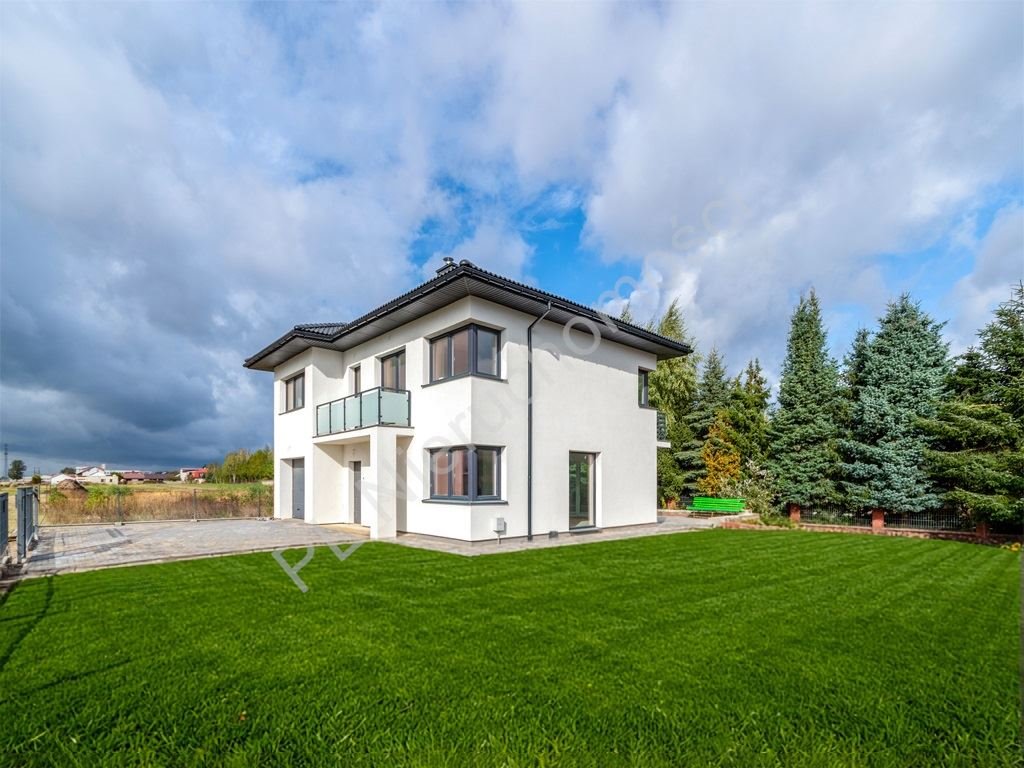 Nowoczesny dom 210 m2 z dużymi przeszkleniami i tarasem Janki  210m2 Foto 1