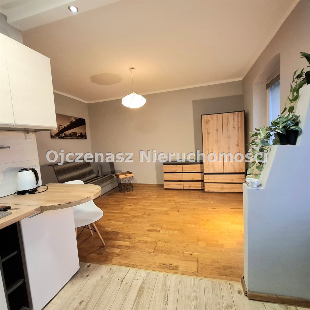 Małe, ciepłe mieszkanie z aneksem w odnowionej kamienicy Bydgoszcz, Okole  24m2 Foto 1