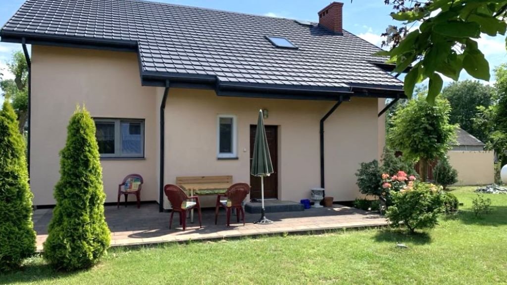 Polecam przestronny dom 174 m² z garażem i dodatkowymi budynkami w Cichowie Cichów, Cichów  189m2 Foto 1