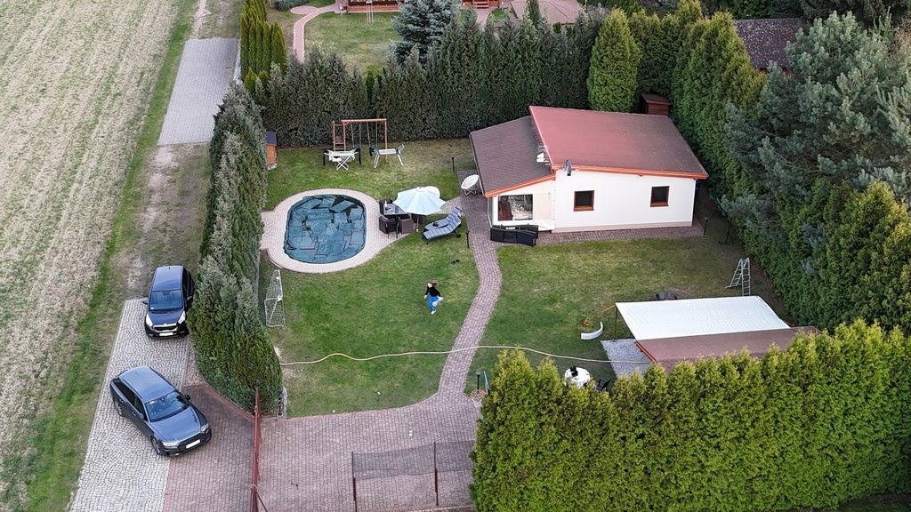 Działka z domkiem, basenem i rezerwatem w Glinnie Glinno  786m2 Foto 1