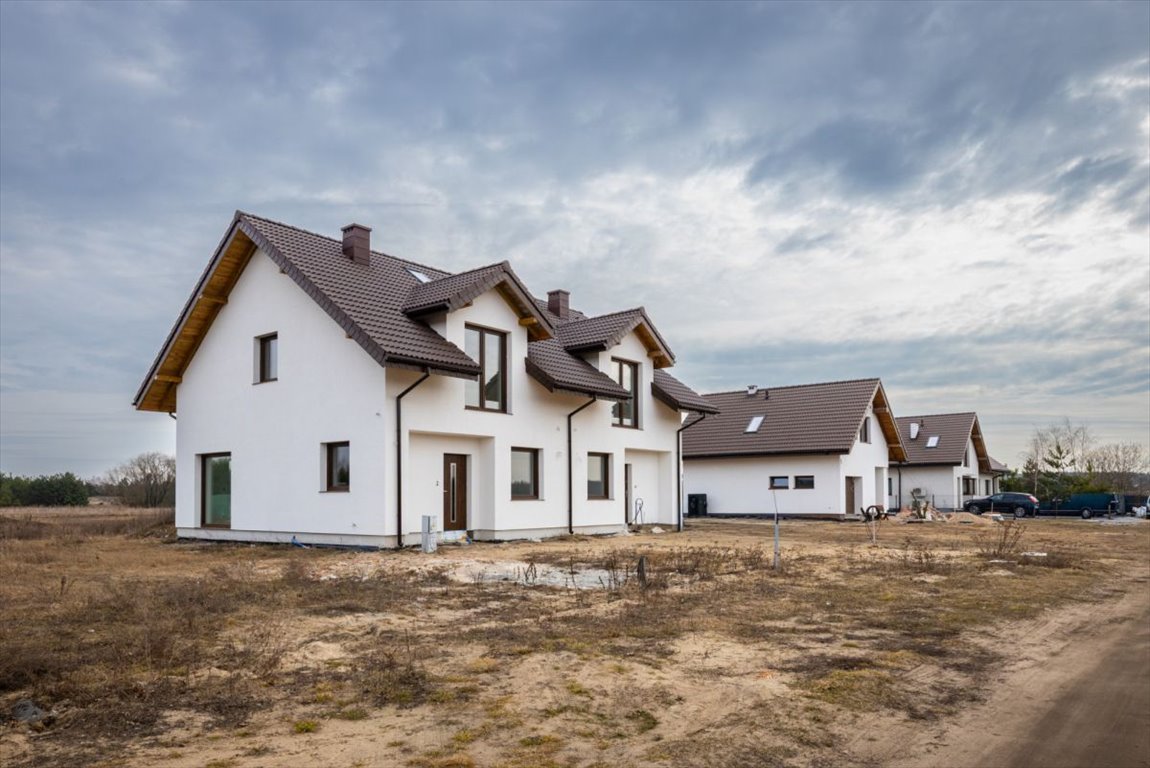 Nowoczesny dom 5 pokoi z dużymi przeszkleniami i poddaszem Młyniec Drugi, Piaskowa  137m2 Foto 1