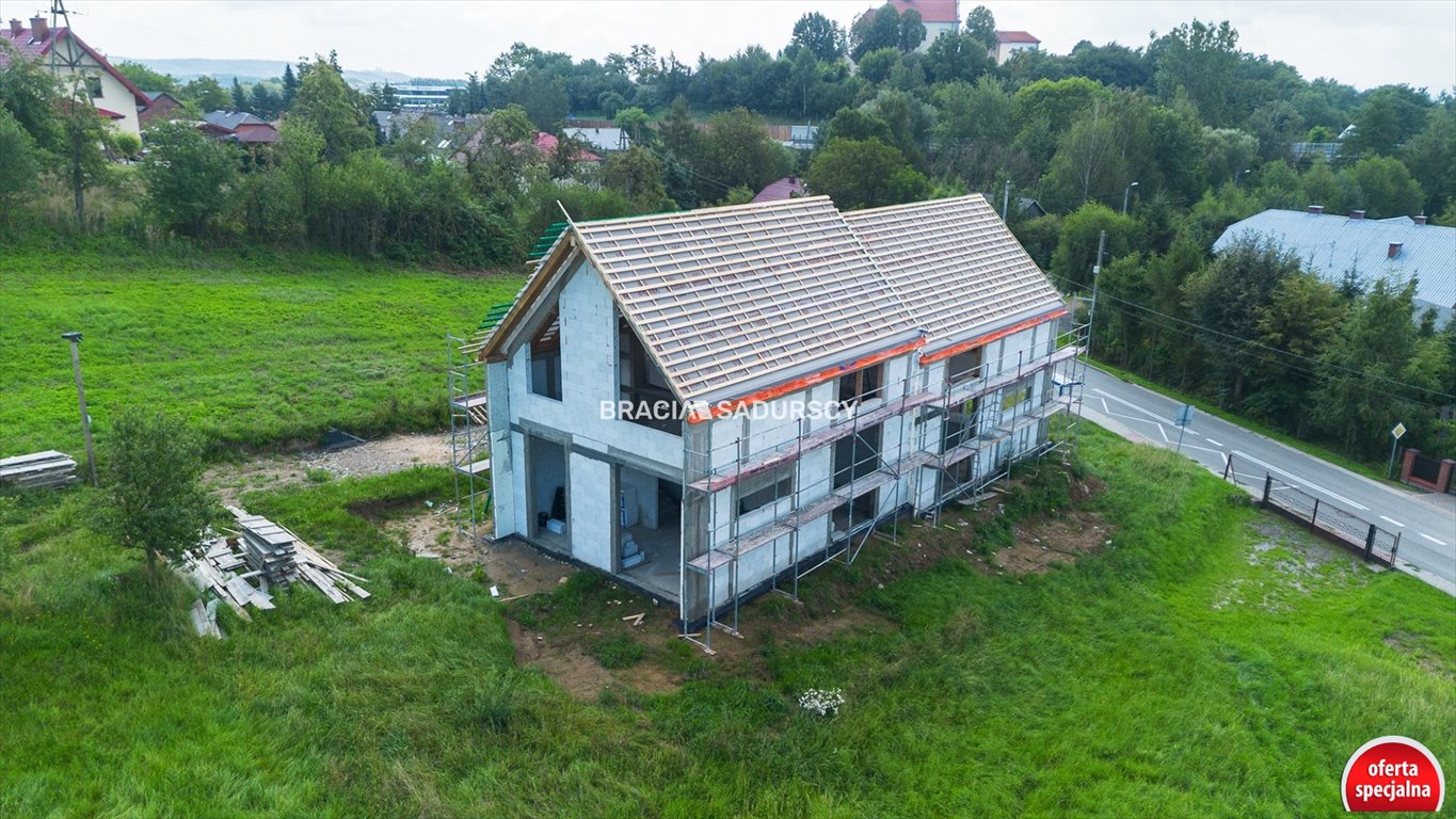 Nowoczesny dom z 2 niezależnymi budynkami w Morawicy Morawica  110m2 Foto 1