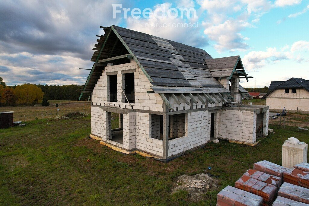 Dom w stanie surowym z garażem i udziałem w boisku Przykopka  1 080m2 Foto 1