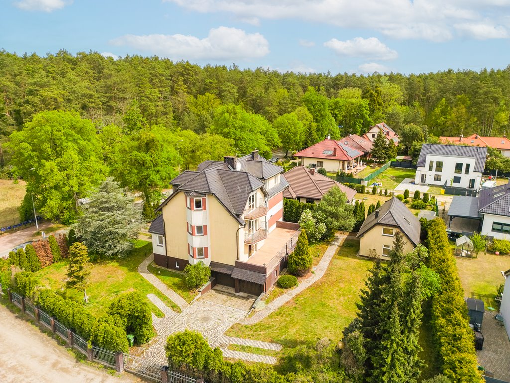 Przestronny dom z garażami i niezależnym budynkiem w Bartoszewie Bartoszewo  509m2 Foto 1