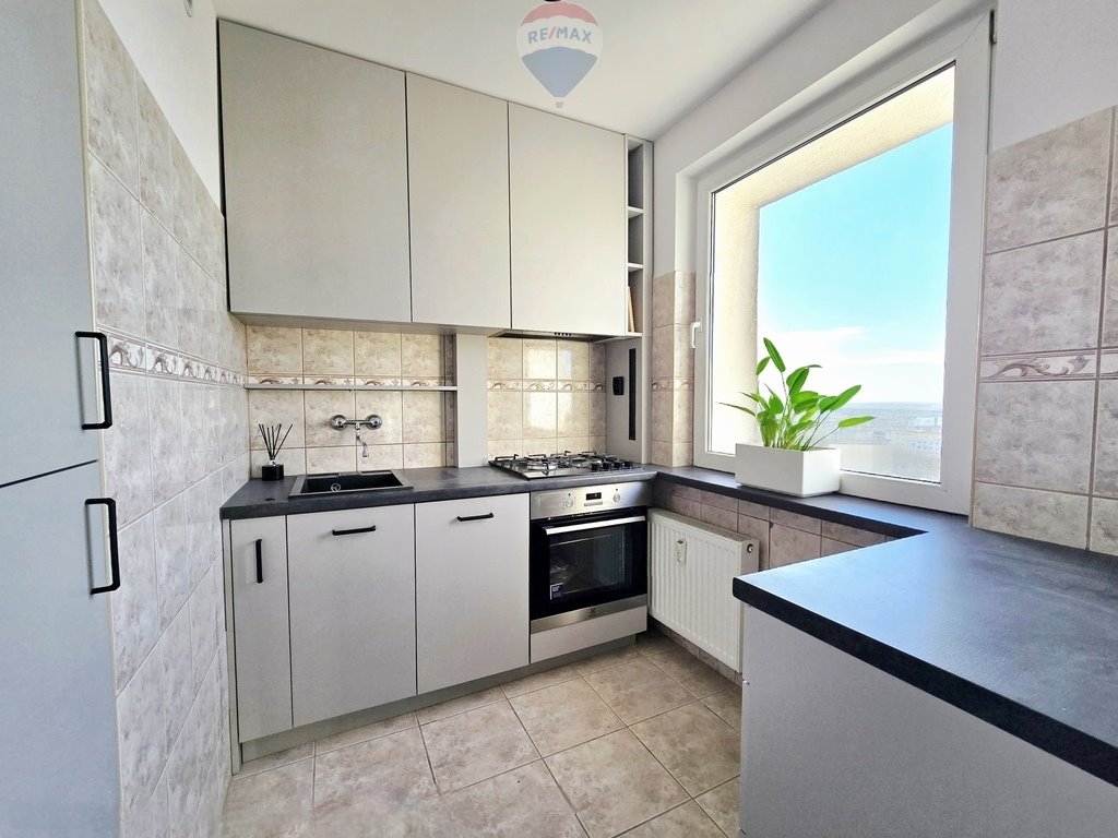 Widok z 13. piętra! Umeblowana kawalerka na os. Zwycięstwa Poznań, os. Zwycięstwa  32m2 Foto 1