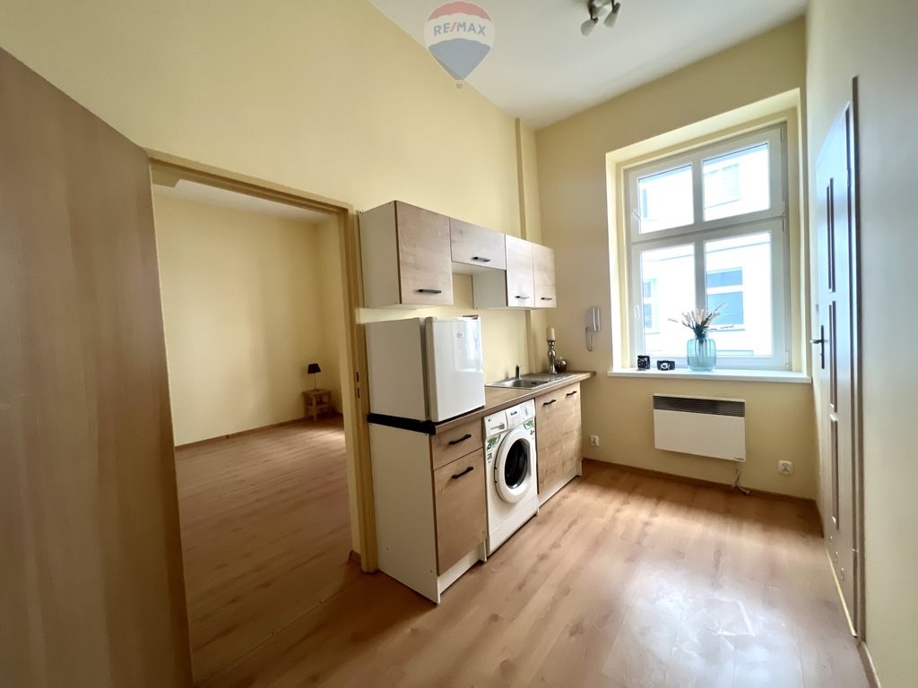 Kawalerka z osobną kuchnią i wysokimi sufitami w centrum Gniezna Gniezno, Mieszka I  25m2 Foto 1