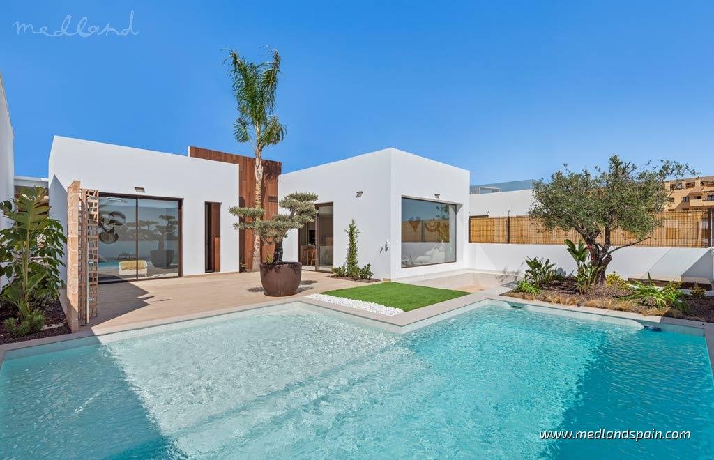 Nowoczesne domy i apartamenty z prywatnym ogrodem lub basenem Hiszpania, Los Alcázares  220m2 Foto 1