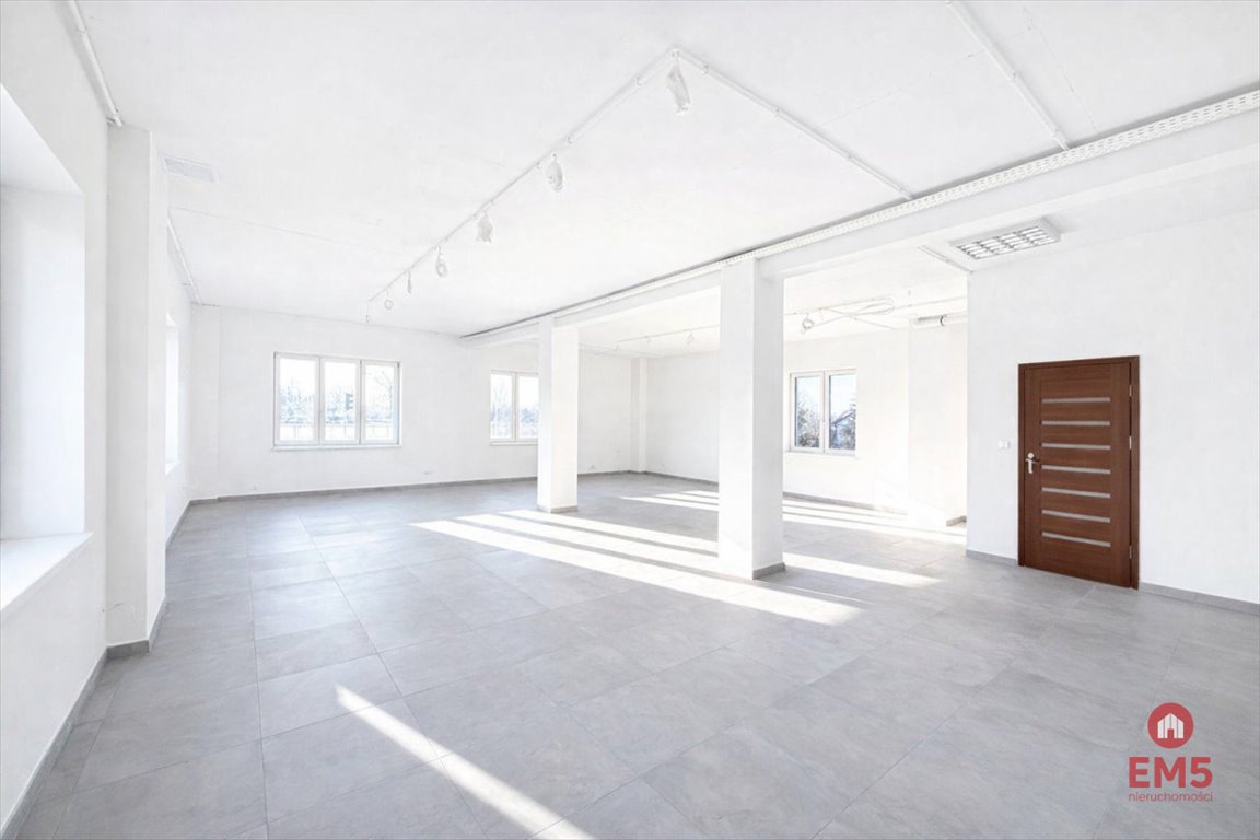 Lokal usługowo-handlowy 100 m² z dużymi oknami i dostępem do sklepów Bielsk Podlaski, Stefana Żeromskiego  100m2 Foto 1