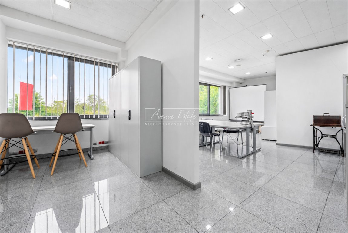 Nowoczesne biura 50 m² przy Alei Krakowskiej z parkingiem Mroków, Aleja Krakowska  50m2 Foto 1