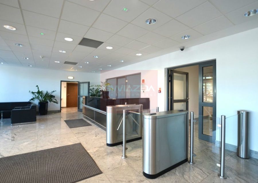 Nowoczesny lokal biurowy 320 m² z pełnym wyposażeniem i parkingiem Warszawa, Włochy  320m2 Foto 1