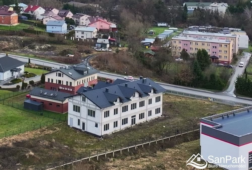 Atrakcyjny budynek usługowy 972 m² w Lesku z dużym potencjałem Lesko, Lesko  972m2 Foto 1