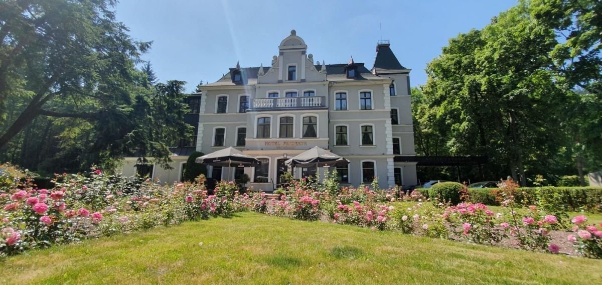 Hotel z historią - 1326 m² w Dusznikach-Zdroju Duszniki-Zdrój  1 326m2 Foto 1