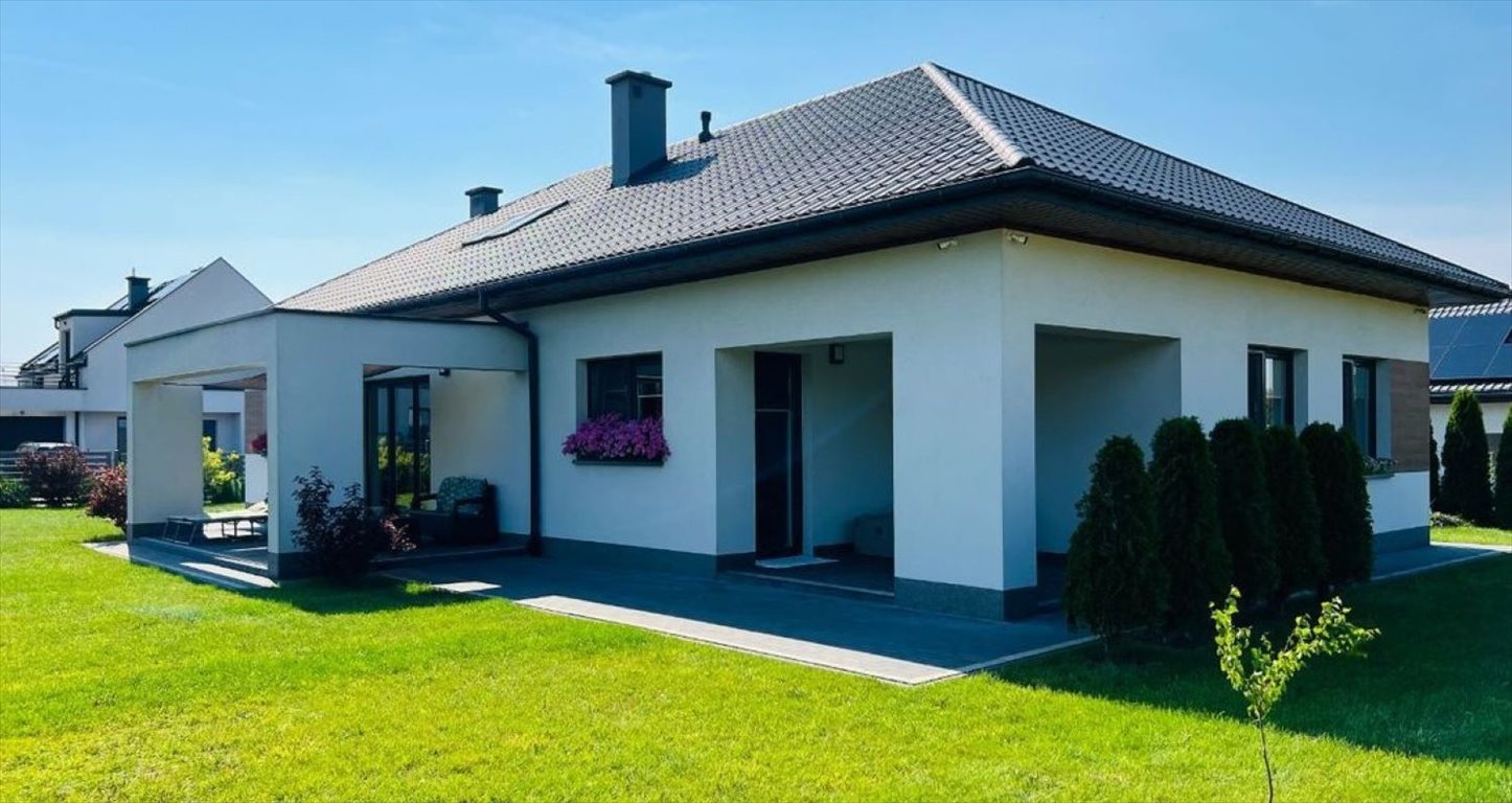 Nowoczesny dom 131m² z garażem, tarasami i monitoringiem Głogów Małopolski, Wygoda  131m2 Foto 1