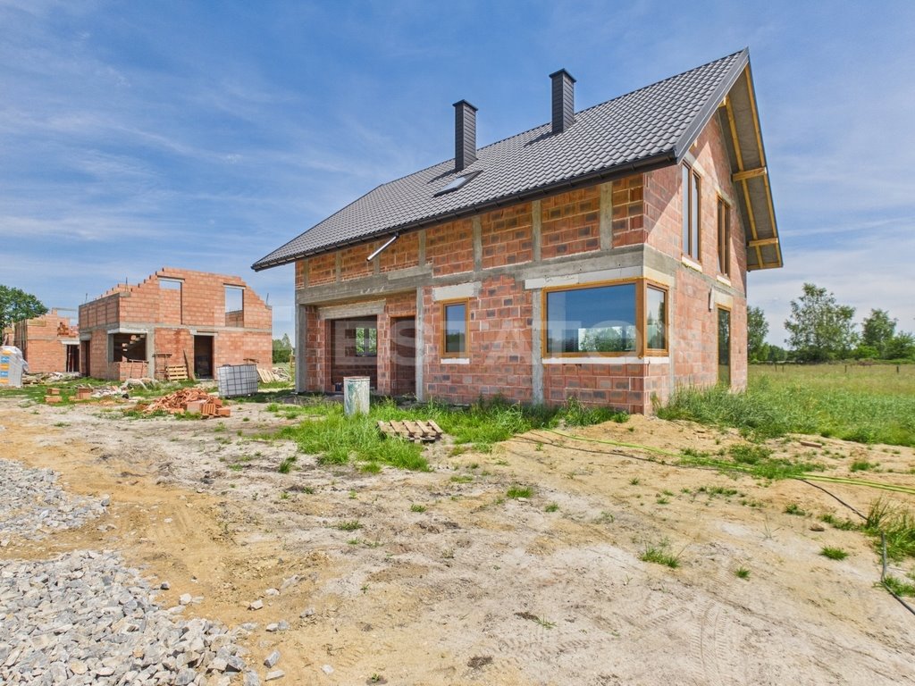 Sprzedam nowoczesny dom w stanie surowym z garażem i dużą działką Bratkowice  138m2 Foto 1