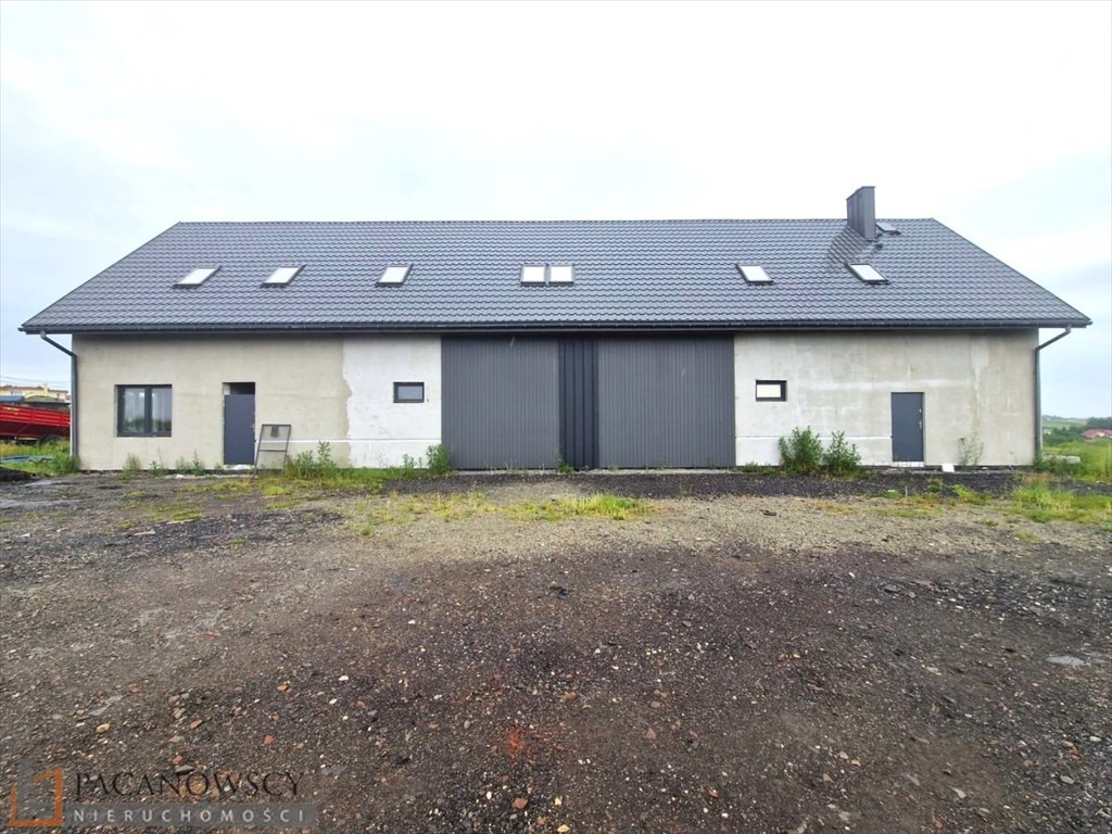 Na sprzedaż przestronny budynek usługowy 507 m² z garażem w Cianowicach Cianowice  507m2 Foto 1