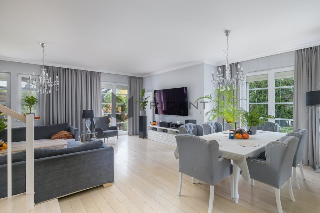 Zapraszam do obejrzenia przestronnego domu 204 m² na zamkniętym osiedlu Józefosław  204m2 Foto 1