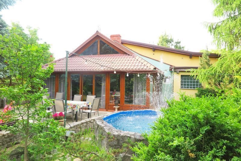 Ekskluzywna działka z 4 budynkami i basenem w Sady Sady, SADY  600m2 Foto 1