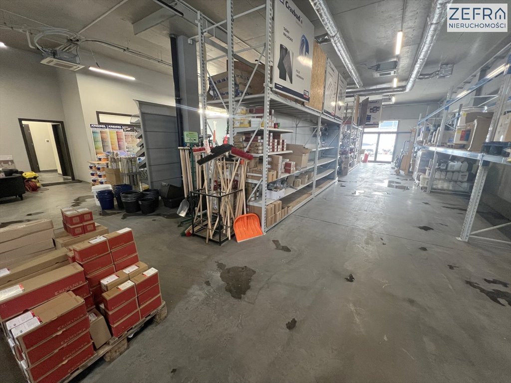 Lokal usługowy 400 m2 z witrynami, klimatyzacją i parkingiem Modlniczka  400m2 Foto 1