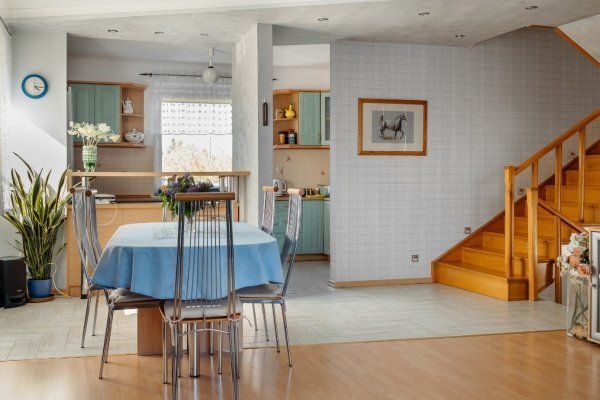 Przestronny dom 225 m² z ogrodem i garażem po remoncie Domaszowice  290m2 Foto 1