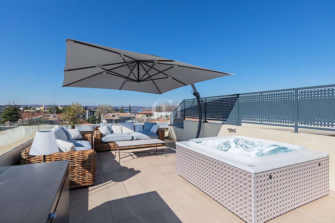 Penthouse z jacuzzi i widokiem na jezioro w Desenzano Włochy, Desenzano del Garda  75m2 Foto 1