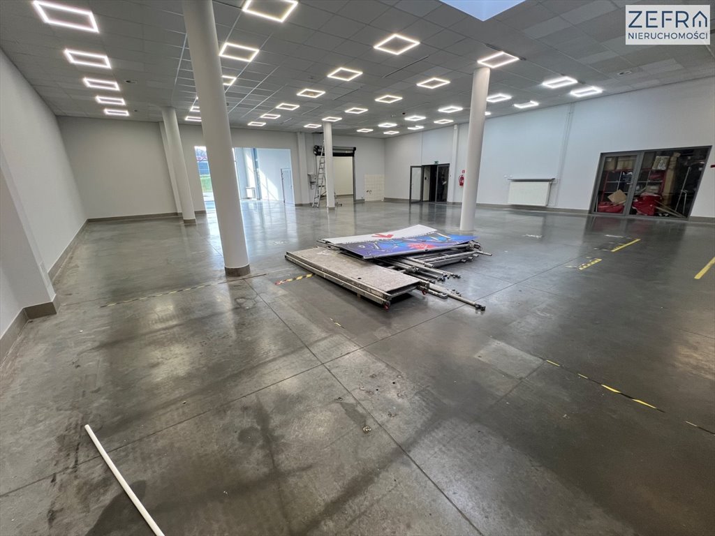 Lokal handlowo-usługowy 373 m² z witrynami i dużym parkingiem Modlnica  373m2 Foto 1