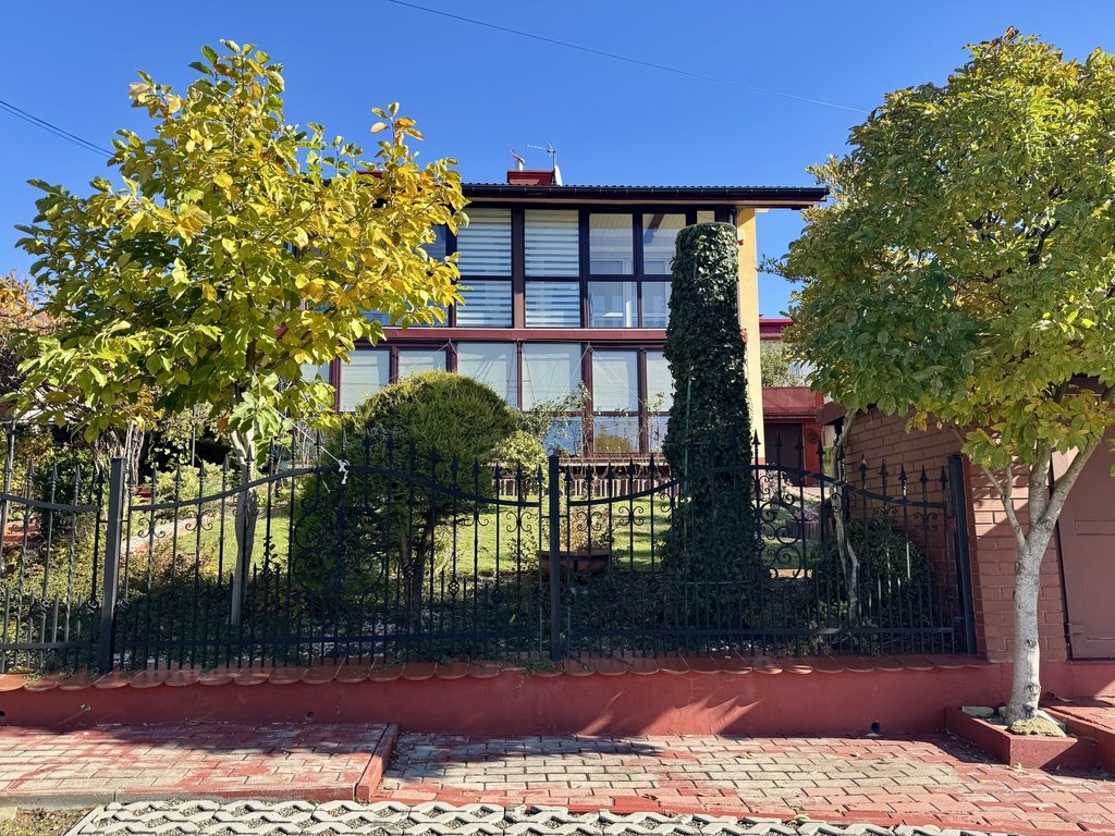 Dom z 2 niezależnymi mieszkaniami i panoramiczną antresolą Iwonicz-Zdrój, Wojciecha Penara  155m2 Foto 1