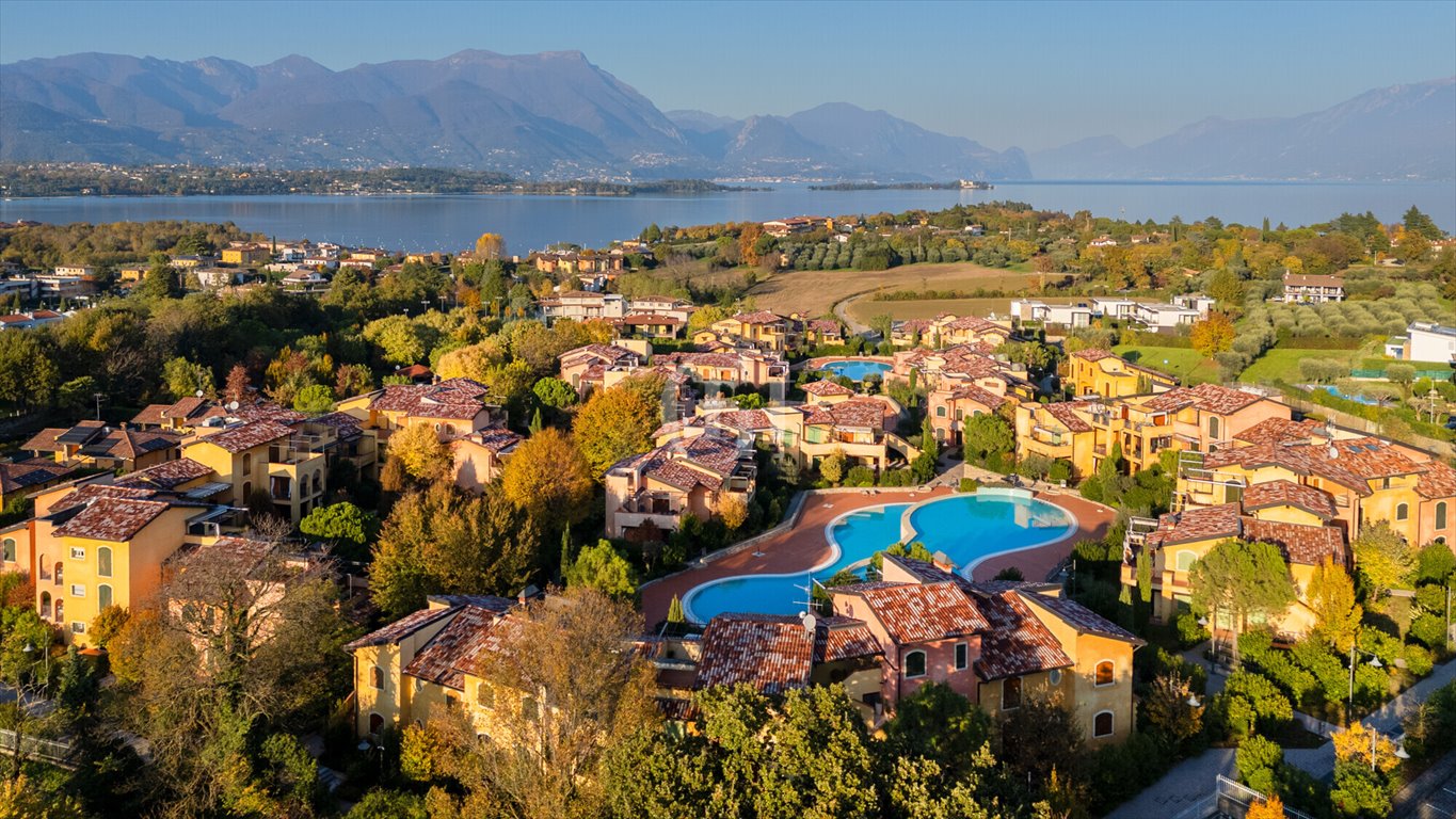 Na sprzedaż luksusowe mieszkanie z panoramicznym widokiem na jezioro Włochy, Manerba del Garda  45m2 Foto 1